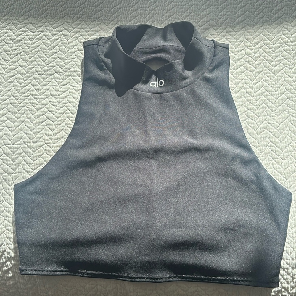 Alo Yoga sports bra never worn. Size S. Black